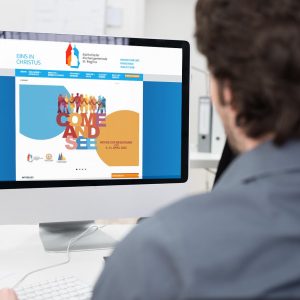 geschäftsmann schaut auf computer